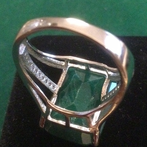 Amazing Emerald Cut Genuine Emerald at Wholesale - Picture 6 of 11